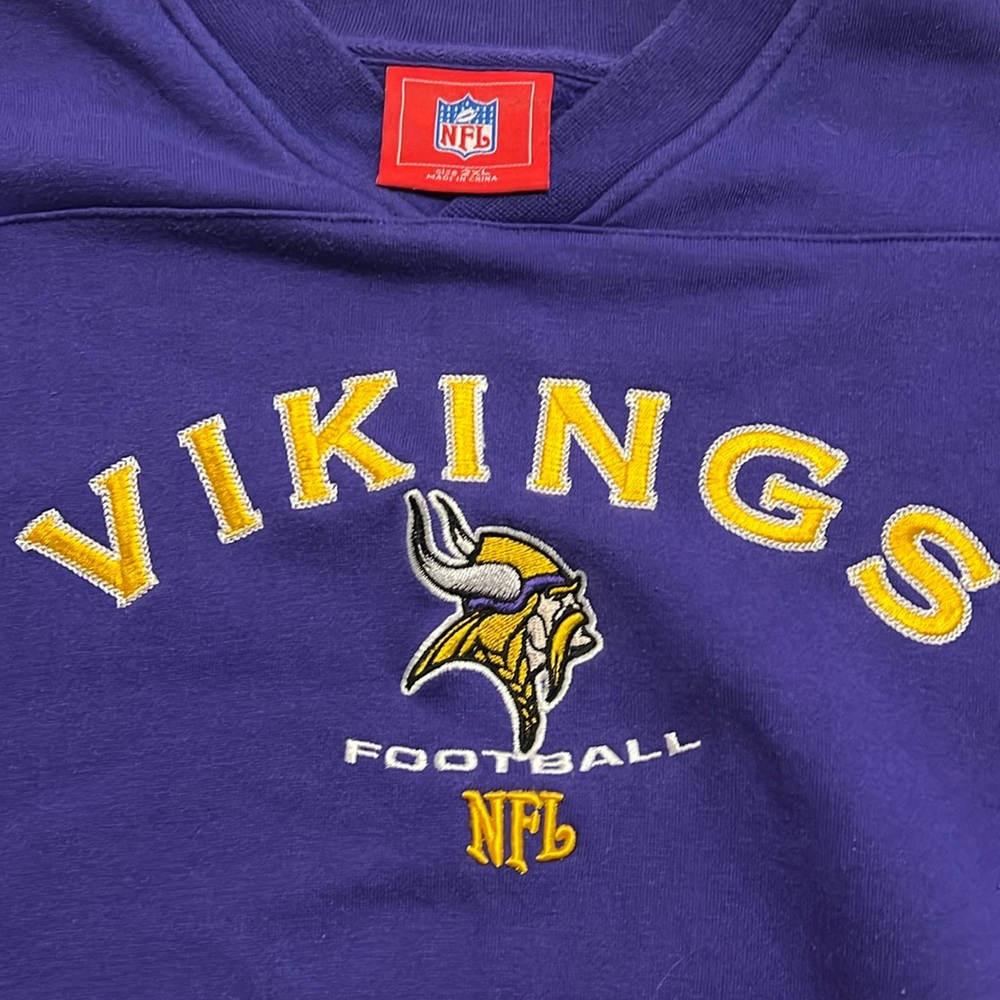 Like New Embroidered Minnesota Vikings Sweatshirt